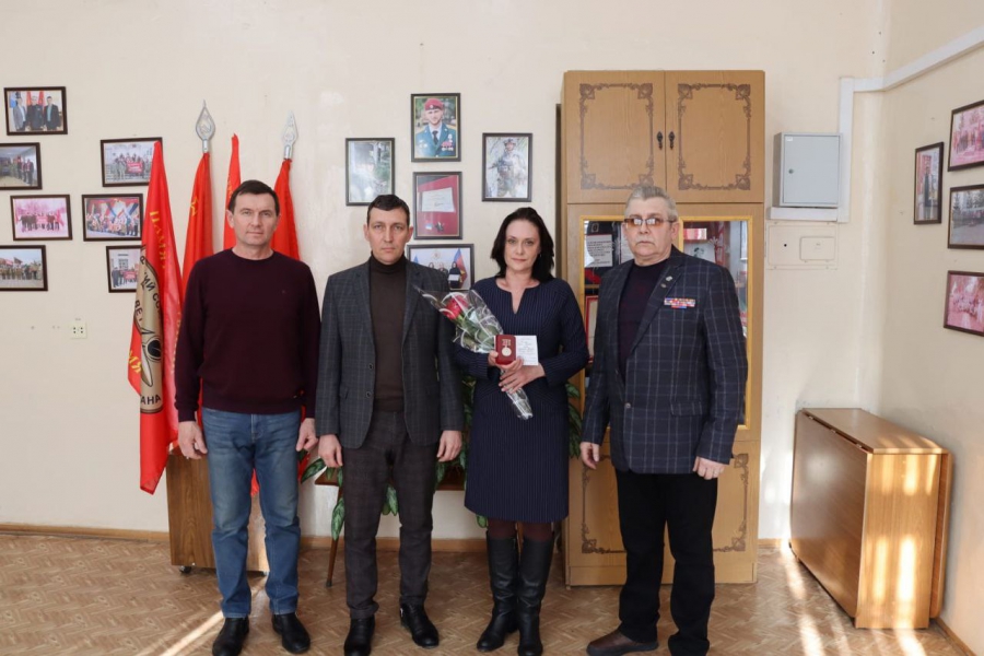 В Шиханах матери героя СВО Александра Потапова вручили знак «Семье погибшего защитника Отечества»