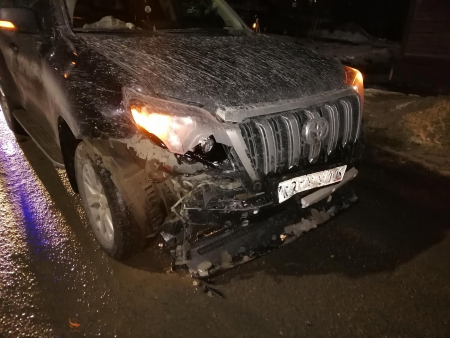 В Балакове водитель «Москвича» пострадал при столкновении с «Лэнд Крузером»