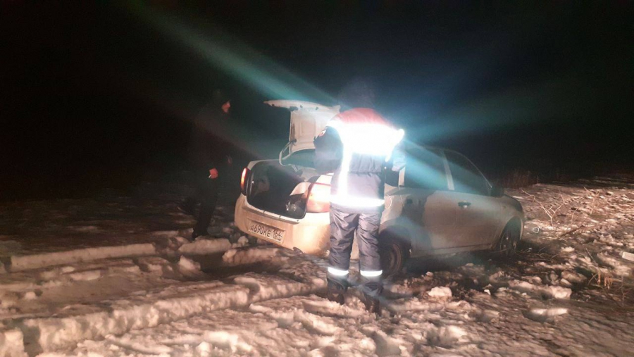 Под Аркадаком спасатели ночью эвакуировали застрявшего в поле водителя