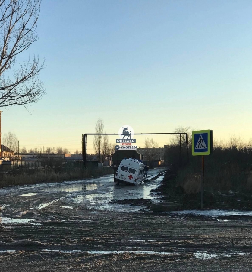 В Энгельсе напротив больницы машина «скорой помощи» увязла в грязи