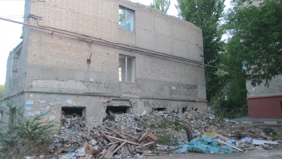 На Заречной пятый год не убирают остатки снесенного дома