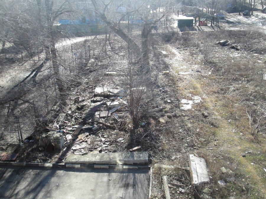 На Заречной пятый год не убирают остатки снесенного дома