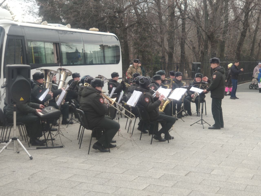 На Волжской для саратовцев сыграл военный духовой оркестр