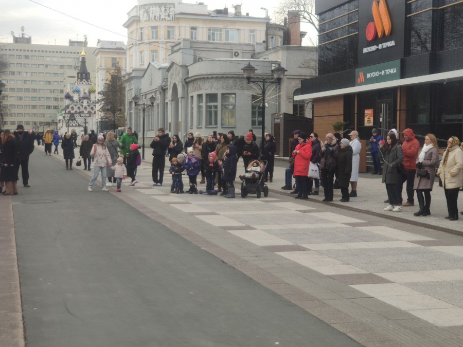 На Волжской для саратовцев сыграл военный духовой оркестр