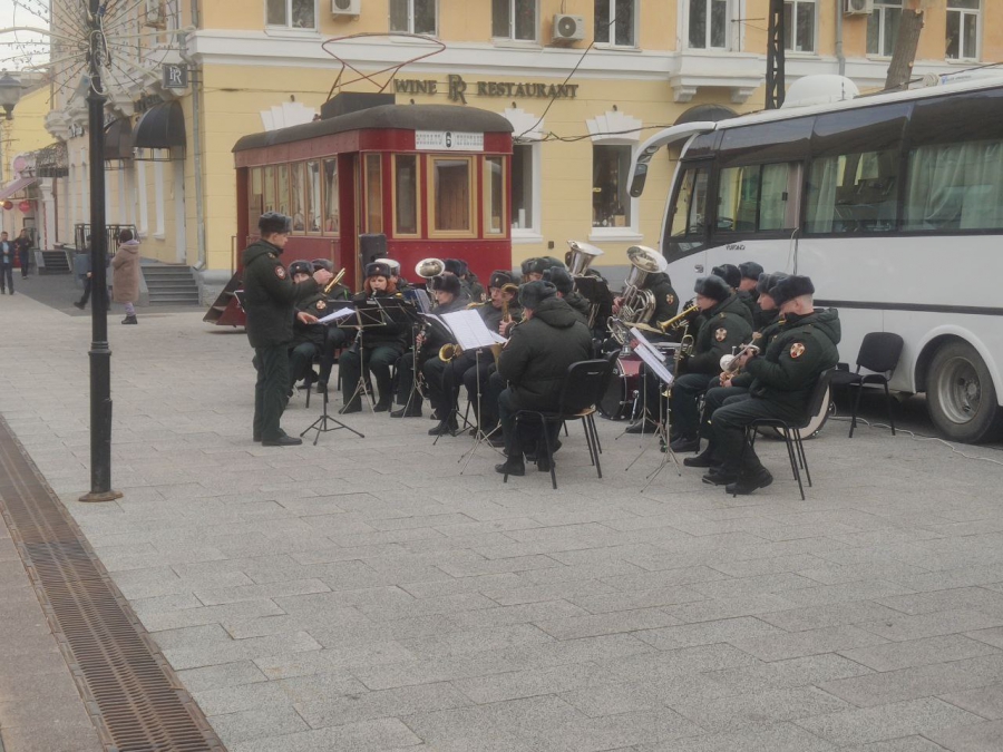 На Волжской для саратовцев сыграл военный духовой оркестр