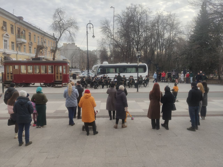 На Волжской для саратовцев сыграл военный духовой оркестр