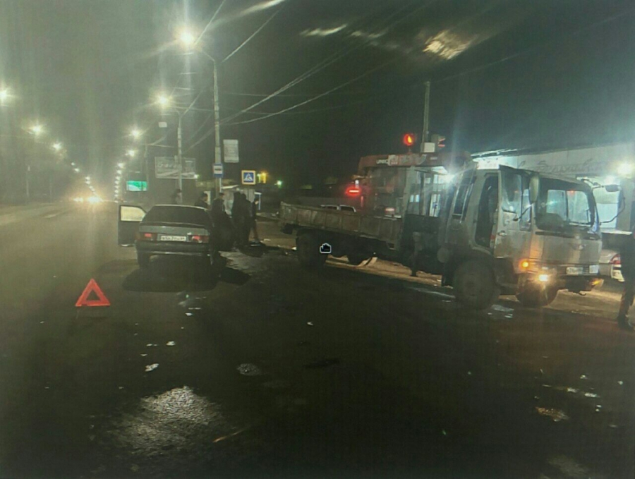 На Московском шоссе эвакуатор столкнулся с «четырнадцатой». Есть пострадавшие