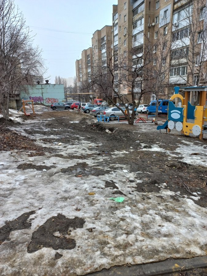 На Лунной пожаловались на грязевые завалы вместо детской площадки