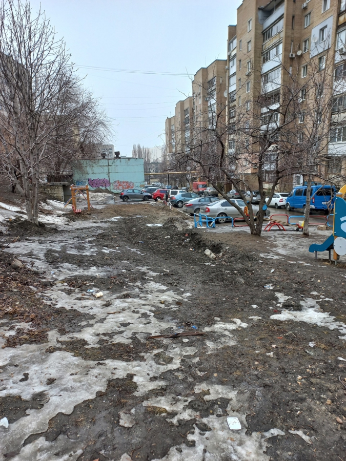 На Лунной пожаловались на грязевые завалы вместо детской площадки