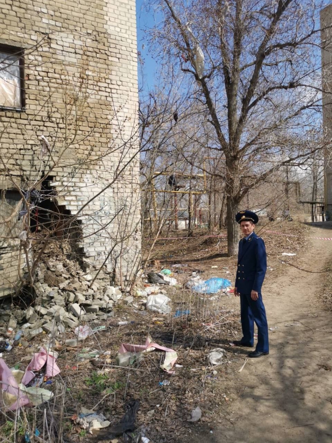 В Заводском районе обрушилась стена 5-этажного общежития