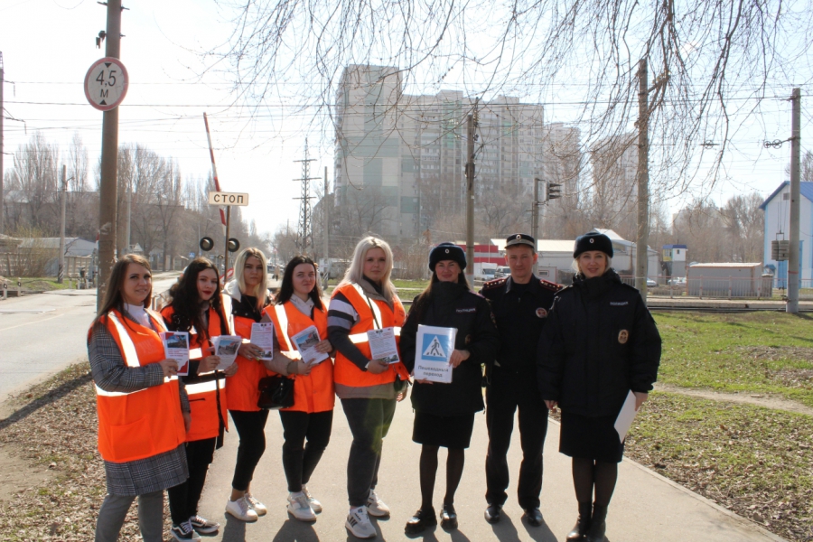 Саратовским водителям напомнили о правилах пересечения железнодорожных переездов