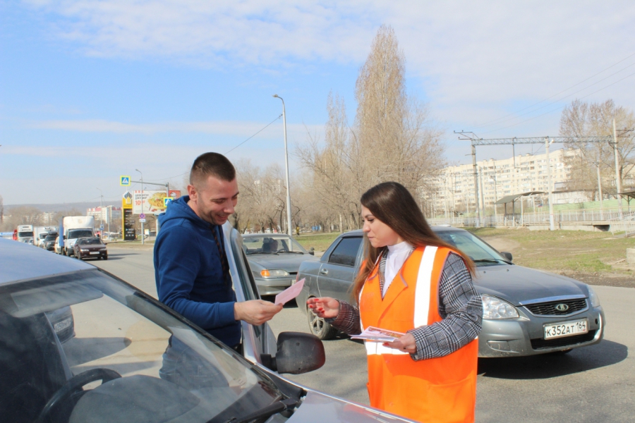 Саратовским водителям напомнили о правилах пересечения железнодорожных переездов