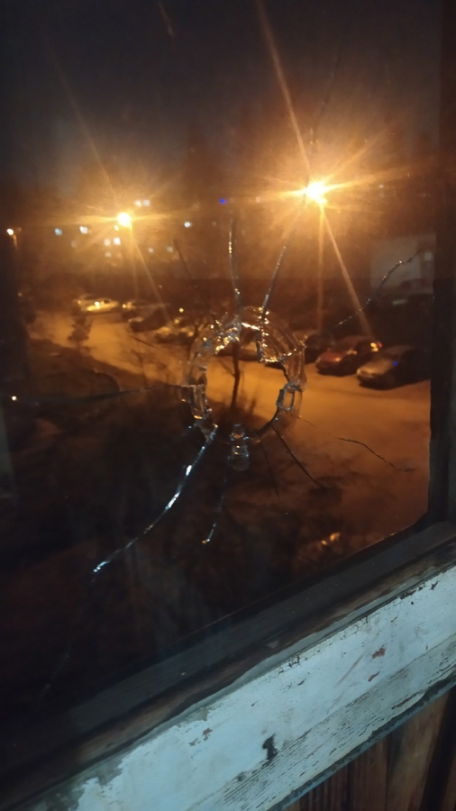 В Балакове неизвестный обстрелял окна дома из винтовки