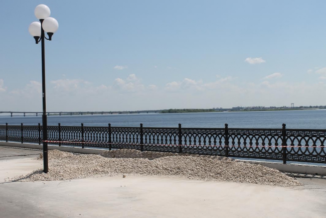 Место провала на новой набережной Саратова оставили недоделанным