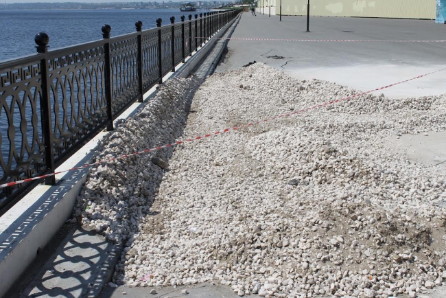 Место провала на новой набережной Саратова оставили недоделанным