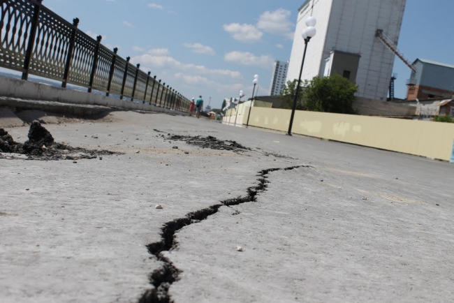 Место провала на новой набережной Саратова оставили недоделанным