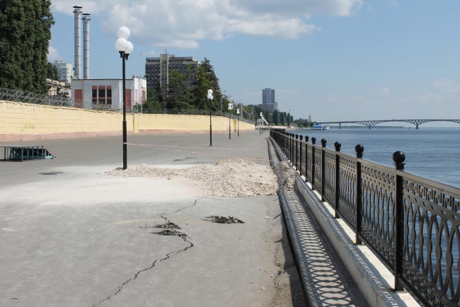 Место провала на новой набережной Саратова оставили недоделанным