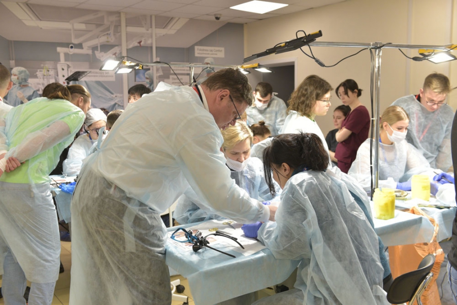 Врачи-микрохирурги первой горбольницы Саратова успешно прошли обучение у лучших кистевых хирургов России