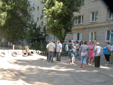 Протестующие жители Балакова возвели баррикады из шин