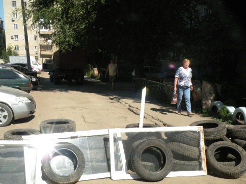Протестующие жители Балакова возвели баррикады из шин