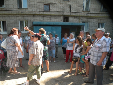 Протестующие жители Балакова возвели баррикады из шин