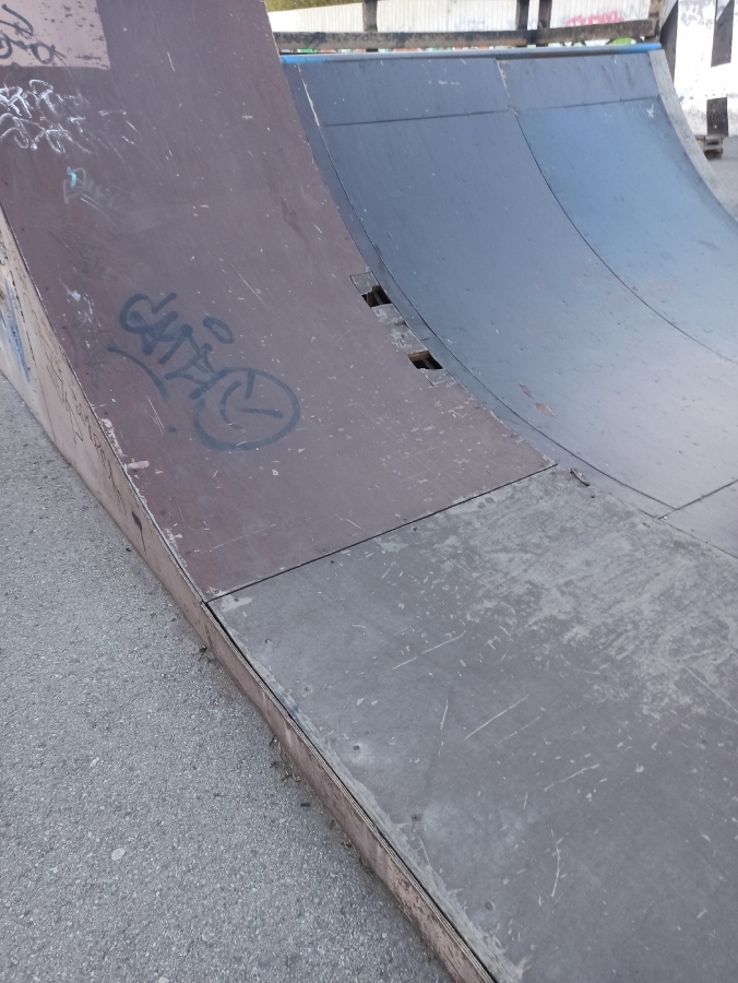 Саратовцы пожаловались на заржавевший скейт-парк на набережной