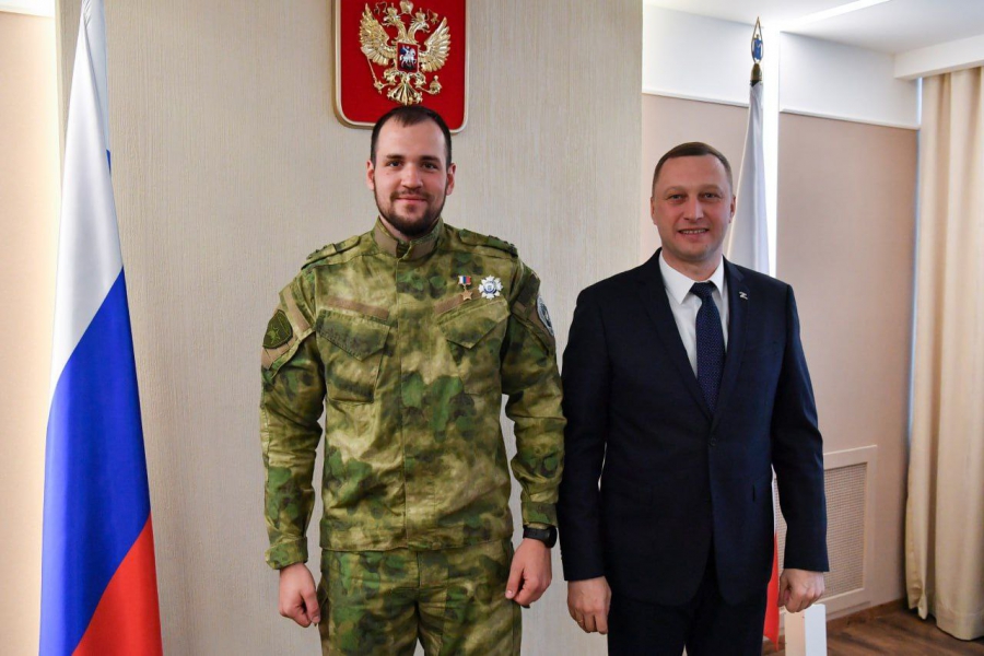 Губернатор Бусаргин вручил награду Герою России Никите Палазнику