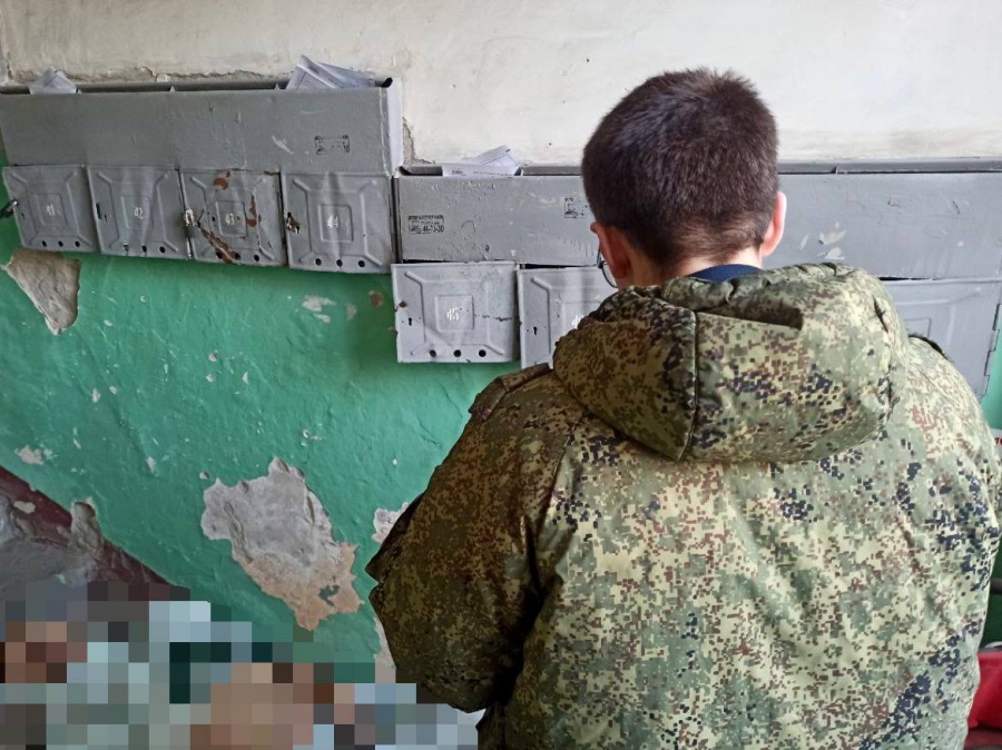 В подъезде дома на проспекте 50 лет Октября нашли труп мужчины