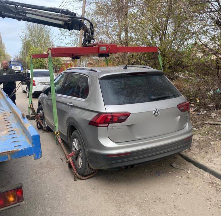 В Энгельсе приставы выследили «Фольксваген» должника и арестовали