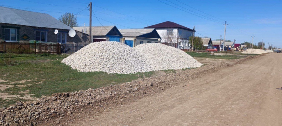 В селах Александрово-Гайского района начали строительство и ремонт дорог