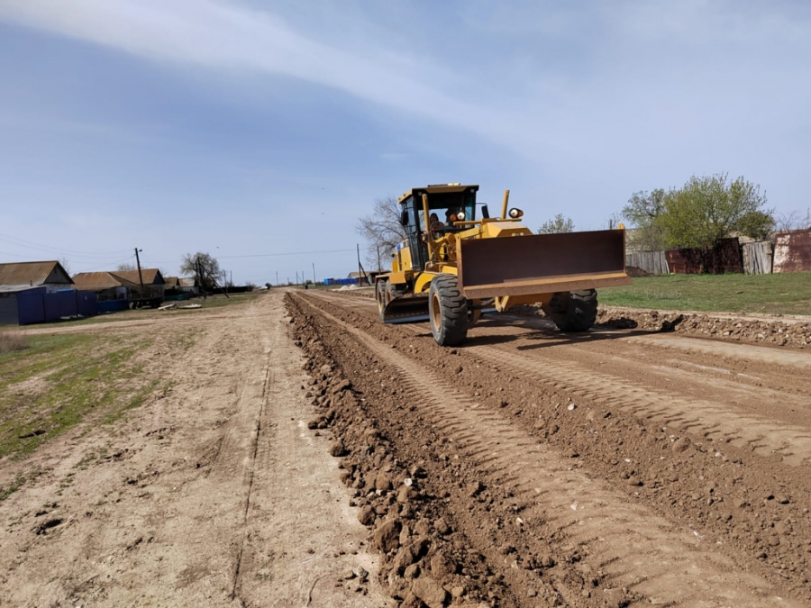 В селах Александрово-Гайского района начали строительство и ремонт дорог