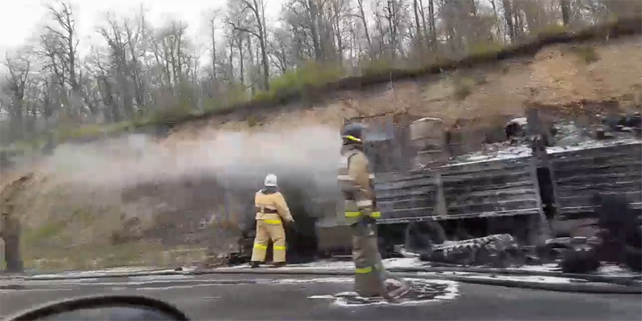 Под Вольском сгорела фура с покрышками