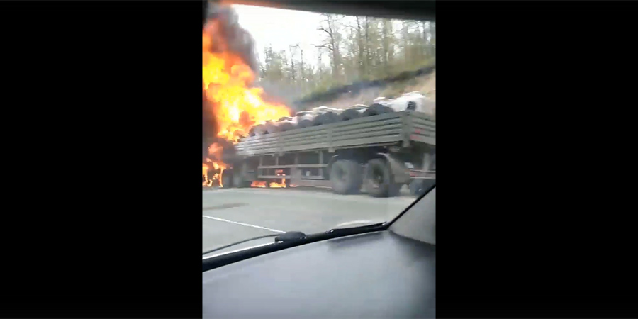 Под Вольском сгорела фура с покрышками