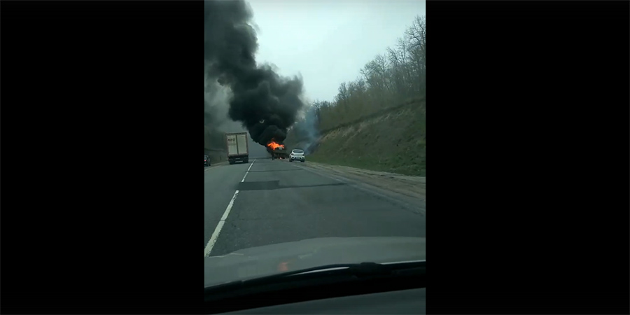 Под Вольском сгорела фура с покрышками