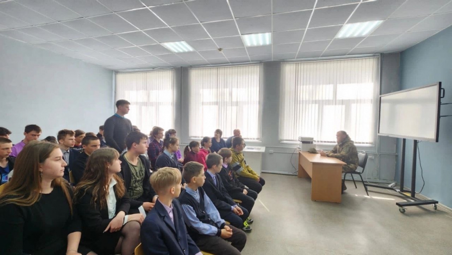 В Ртищеве участник СВО встретился со школьниками