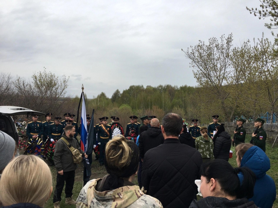 В Новобурасском районе простились с погибшим в СВО Александром Романовым