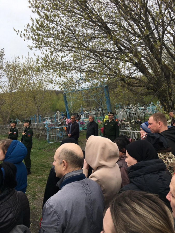 В Новобурасском районе простились с погибшим в СВО Александром Романовым