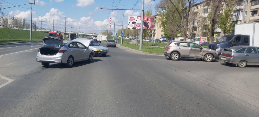 На Шехурдина из-за столкновения иномарок пострадали три человека