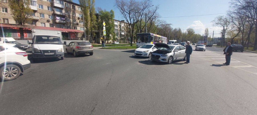 На Шехурдина из-за столкновения иномарок пострадали три человека