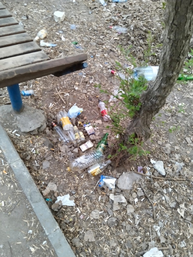 Жители Шарковки жалуются на захламленный сквер