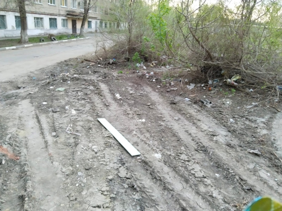 Жители Шарковки жалуются на захламленный сквер