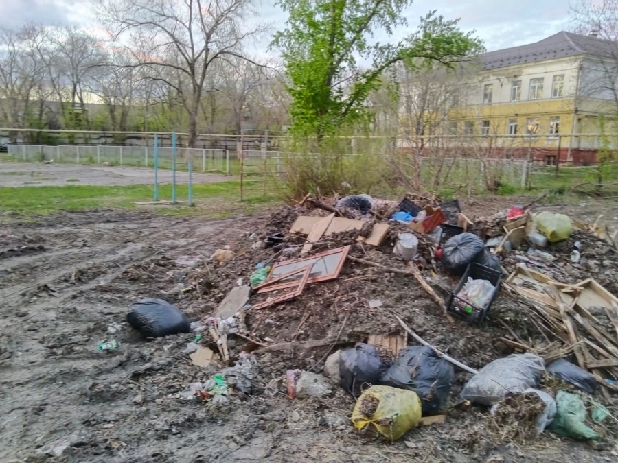 Жители Шарковки жалуются на захламленный сквер