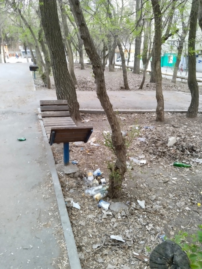 Жители Шарковки жалуются на захламленный сквер