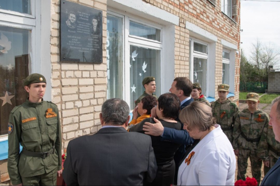 В селе Раскатово открыли мемориальную доску погибшим в СВО Арстану Шангалиеву и Юрию Цыгановскому