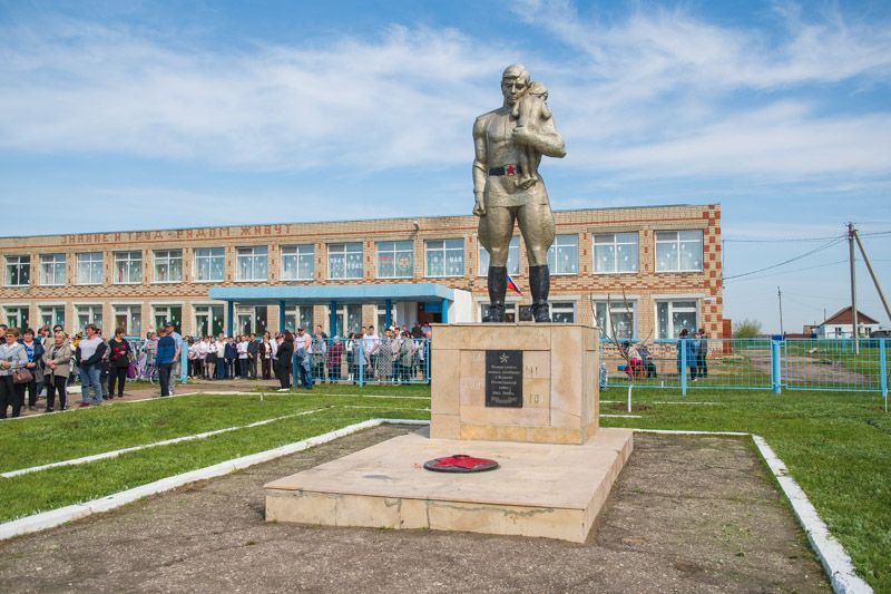 В селе Раскатово открыли мемориальную доску погибшим в СВО Арстану Шангалиеву и Юрию Цыгановскому