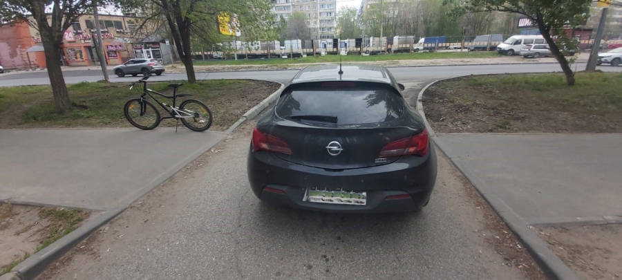 В Ленинском районе подросток на велосипеде врезался в «Опель» и попал в больницу