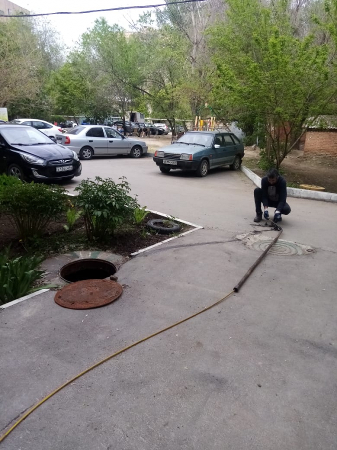 В Энгельсе коммунальщики устранили свыше 60 заторов канализации