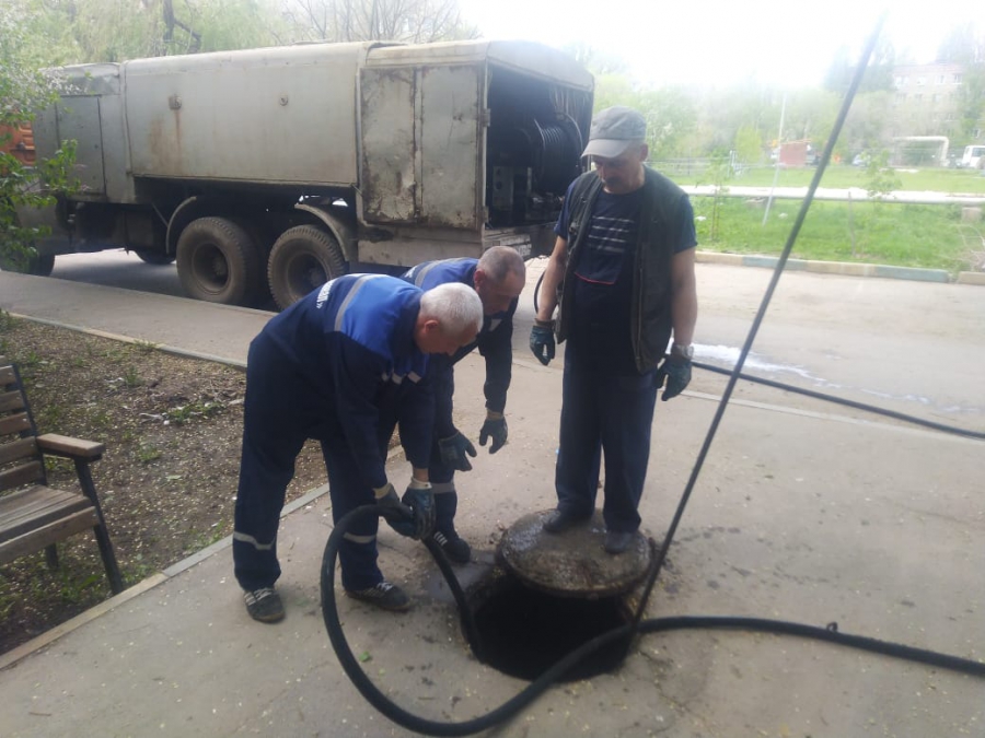 В Энгельсе коммунальщики устранили свыше 60 заторов канализации