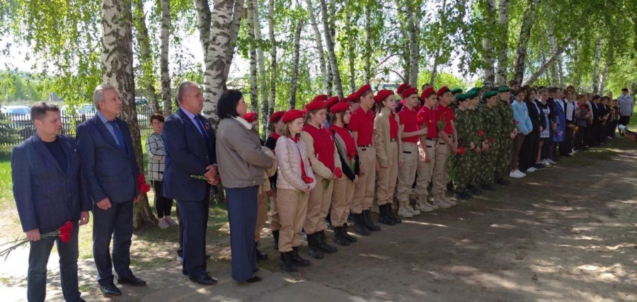 В Новобурасском районе открыли мемориальную доску погибшему в СВО Александру Шаповалову