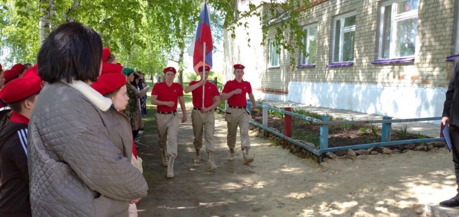 В Новобурасском районе открыли мемориальную доску погибшему в СВО Александру Шаповалову